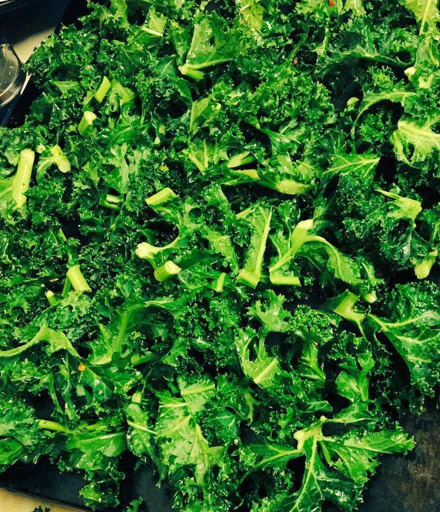 nutritionabc's tweet image. OMG welcome into my life homemade kale chilli crisps #nutritionabc #folate #magnesium #iron #delicious #nutritionabc