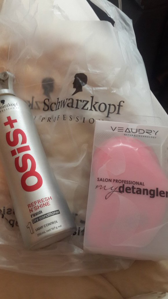 Mrs_SiboM's tweet photo. Thanks for the spoils @SKPproSA #schwarzkopfprofessionalsa #togetherapassionforhair #globalleaderinhairdressing https://t.co/GWNTKUnzbO