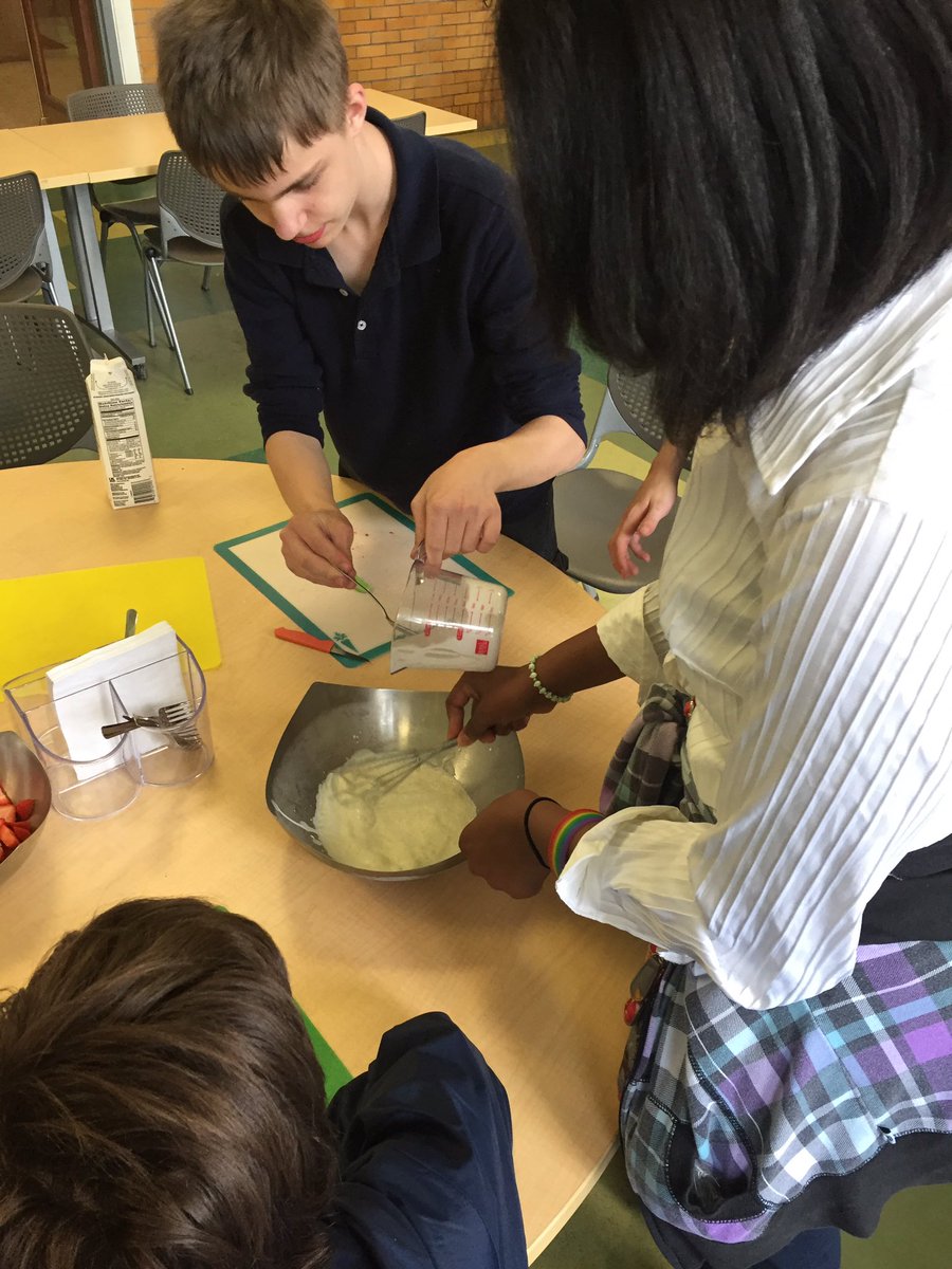 EnviroLunch's tweet photo. Short class today/testing schedule but we were able to make strwbrrys w/handmade whipped cream and choc shavings! https://t.co/f2znIV036e