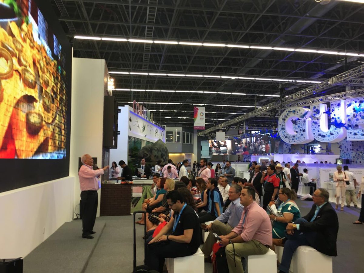 OcvPiedrasN's tweet photo. En presentación del #FestivalDelNacho #EspacioCoahuila #TianguisTuristico Guadalajara  PiedrasNegras @PURONJOHNSTON https://t.co/MtB0gIdEoK