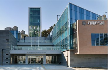 4월 23일 부산UN평화기념관에 6.25전쟁 영웅인 영국군 칸 대령의 `빅토리아 십자훈장`과 유품이 기증되었습니다. 유품기증은 유족의 희망으로 이루어졌습니다.고인과 유족의 대한민국 사랑에 깊이 감사 드립니다.