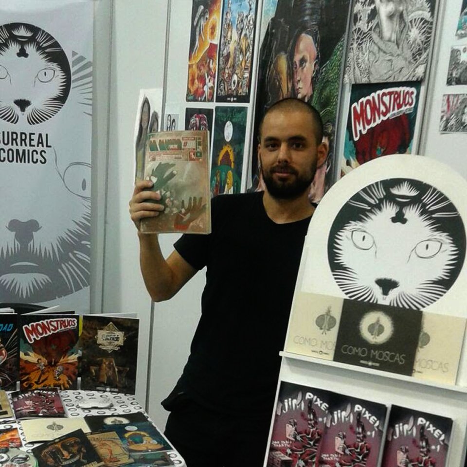 Nuestros amigos de <a href="/SurrealComics/">Surreal Comics</a> posan felices y casuales con su ejemplar de nuestra nueva edición  #FILBo2016