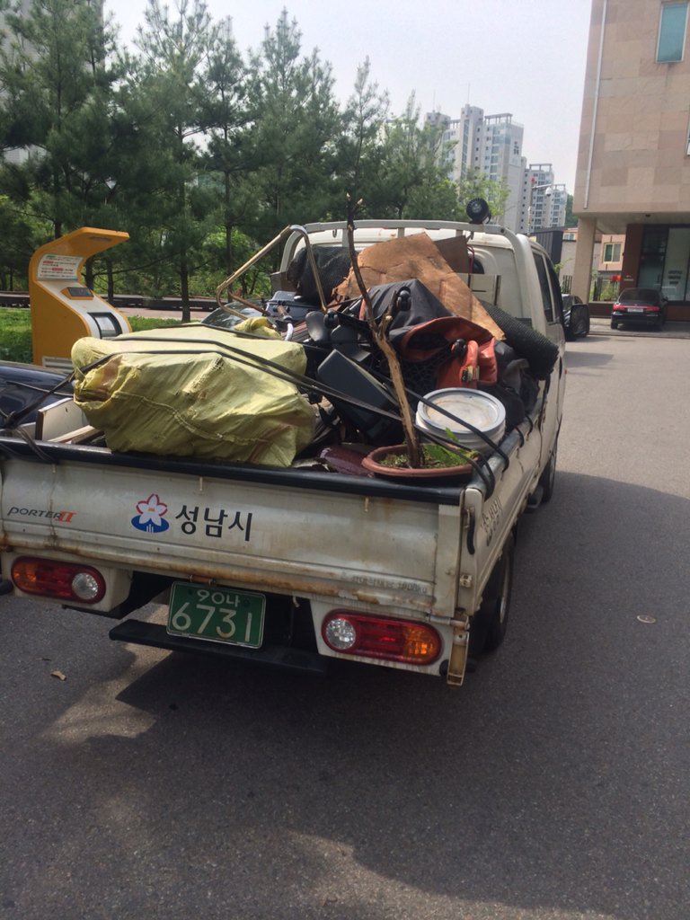 usemin2's tweet image. 동장님, 사회복무요원들과 판교동  조기순찰 중 크린넷  주위에  장기방치된  무단폐기물들을  일괄  수거하였습니다 :) 양심은  버리지  말아주세요..#성남시