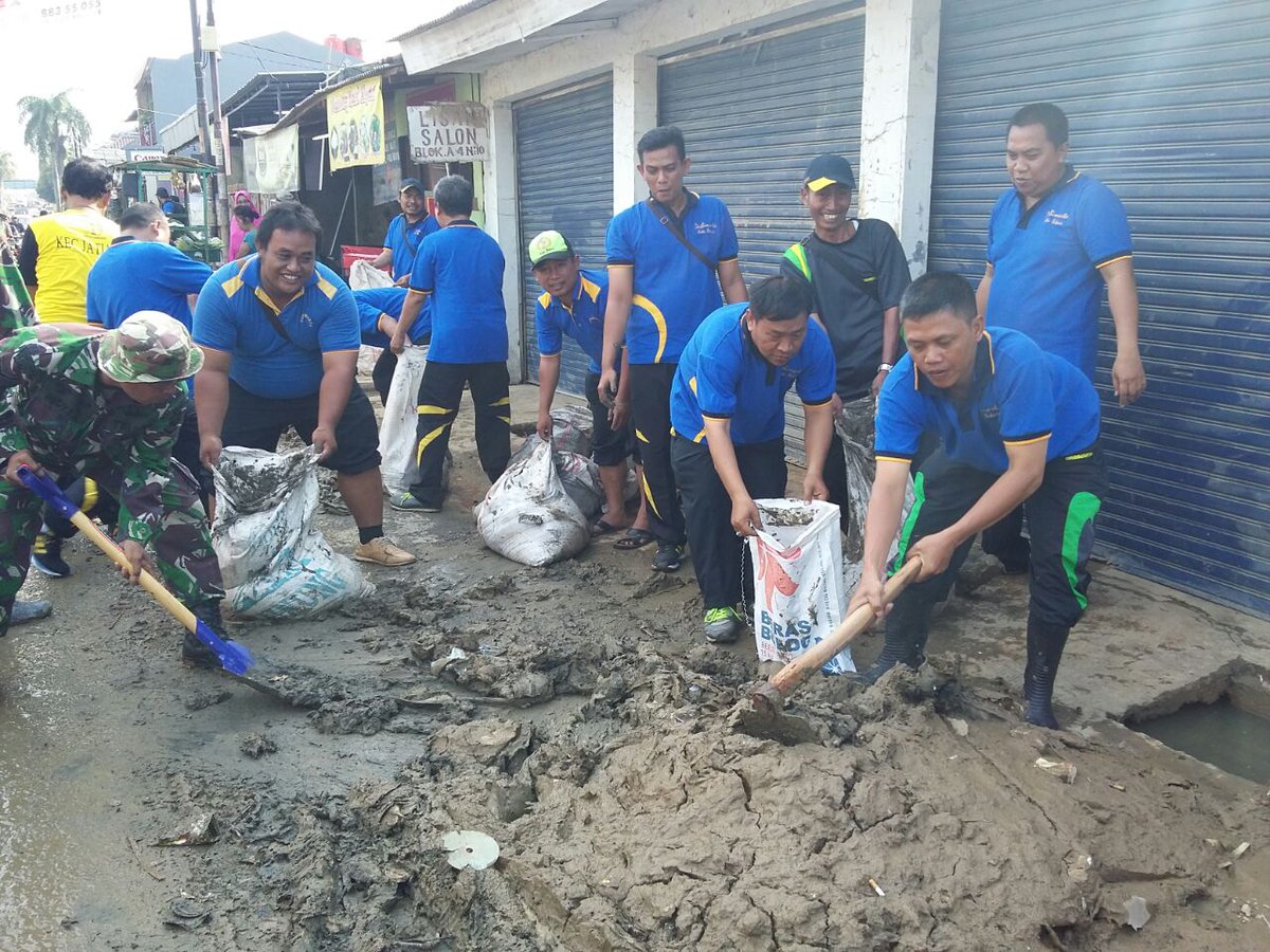 disbimarta's tweet photo. Pembersihan lumpur di jalan protokol komplek PGP cc @pemkotbekasi https://t.co/Pwy4Fym5cK