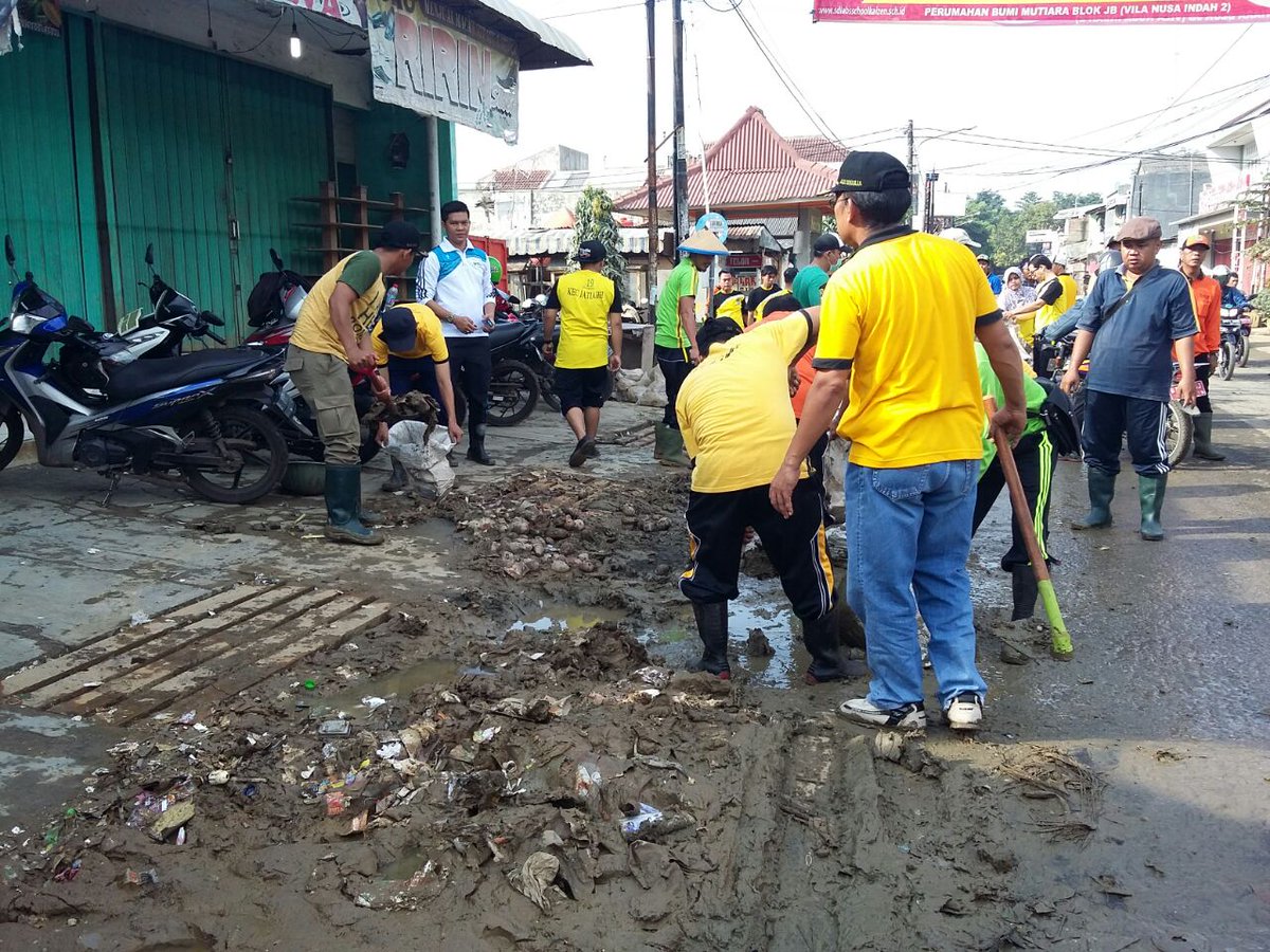 disbimarta's tweet photo. Pembersihan lumpur di jalan protokol komplek PGP cc @pemkotbekasi https://t.co/Pwy4Fym5cK