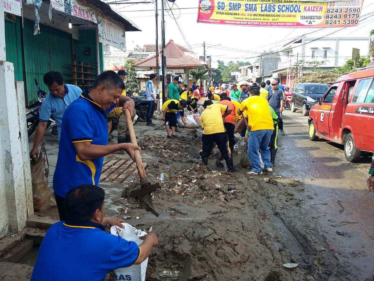 disbimarta's tweet photo. Pembersihan lumpur di jalan protokol komplek PGP cc @pemkotbekasi https://t.co/Pwy4Fym5cK