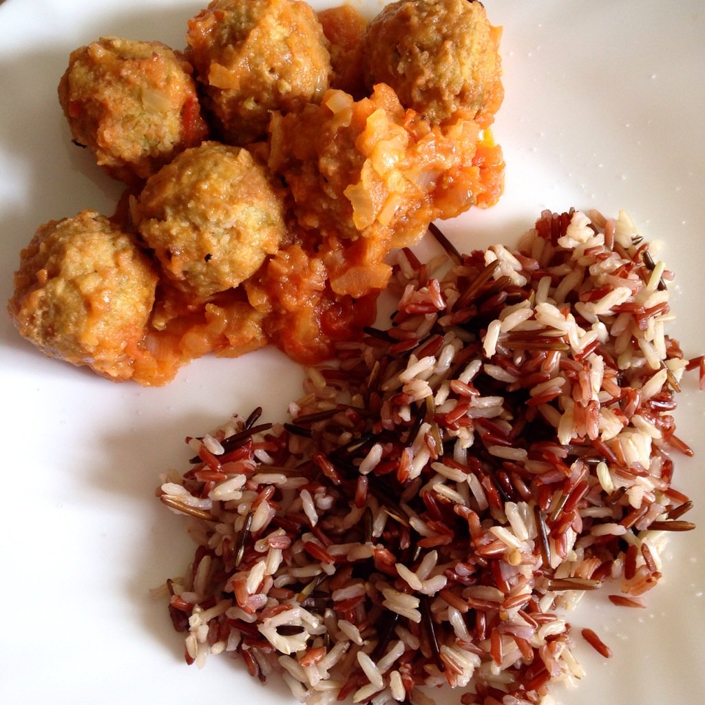 19Rebeca90's tweet photo. Falafel con salsa de tomate ( un tomate, media cebolla) y arroz salvaje. #vegan #rico #happymeal https://t.co/IRBwqLs0u3