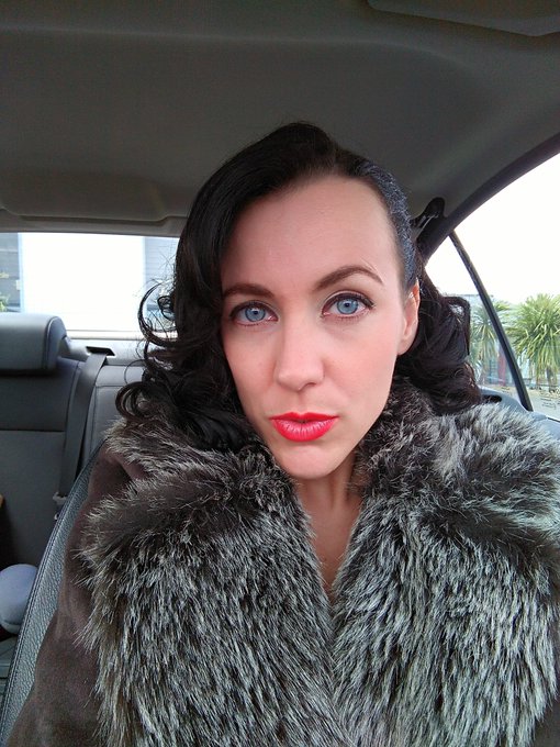 Un shooting style ann&eacute;e 40 cet apr&egrave;s-midi, un aper&ccedil;u sur Facebook. La boutique: Va des r&eacute;tros.Bisous<a href="/tag/shooting"class="tags"><span>#shooting</span></a><a href="/tag/vintage"class="tags"><span>#vintage</span></a><a href="/tag/retro"class="tags"><span>#retro</span></a><a href="/tag/ngot"class="tags"><span>#ngot</span></a>