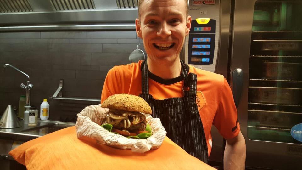 De Koningsburger veel goed in de smaak! 😋🙌 #Koningsdag2016 #heerenveeen