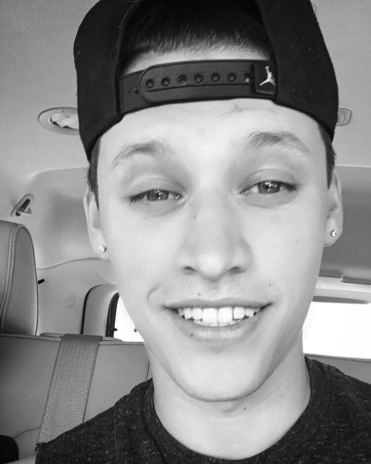 TheStoneyScott's tweet photo. >>> All you can do is try to keep a smile on... It looks better on you! >>> #STØNEY https://t.co/OmVQYGyLuO