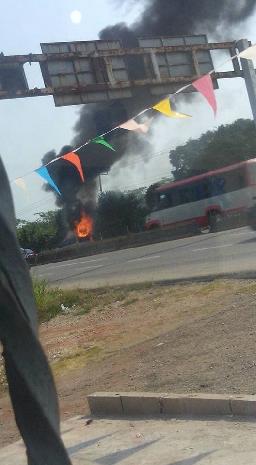 CharliLeonZ's tweet photo. #ÚltimaHora Arde camioneta a la altura del fracc. Las margaritas Carr. Vhsa- Teapa km.13 @retioTAB @TrascendioCom https://t.co/cCgGsiJxps