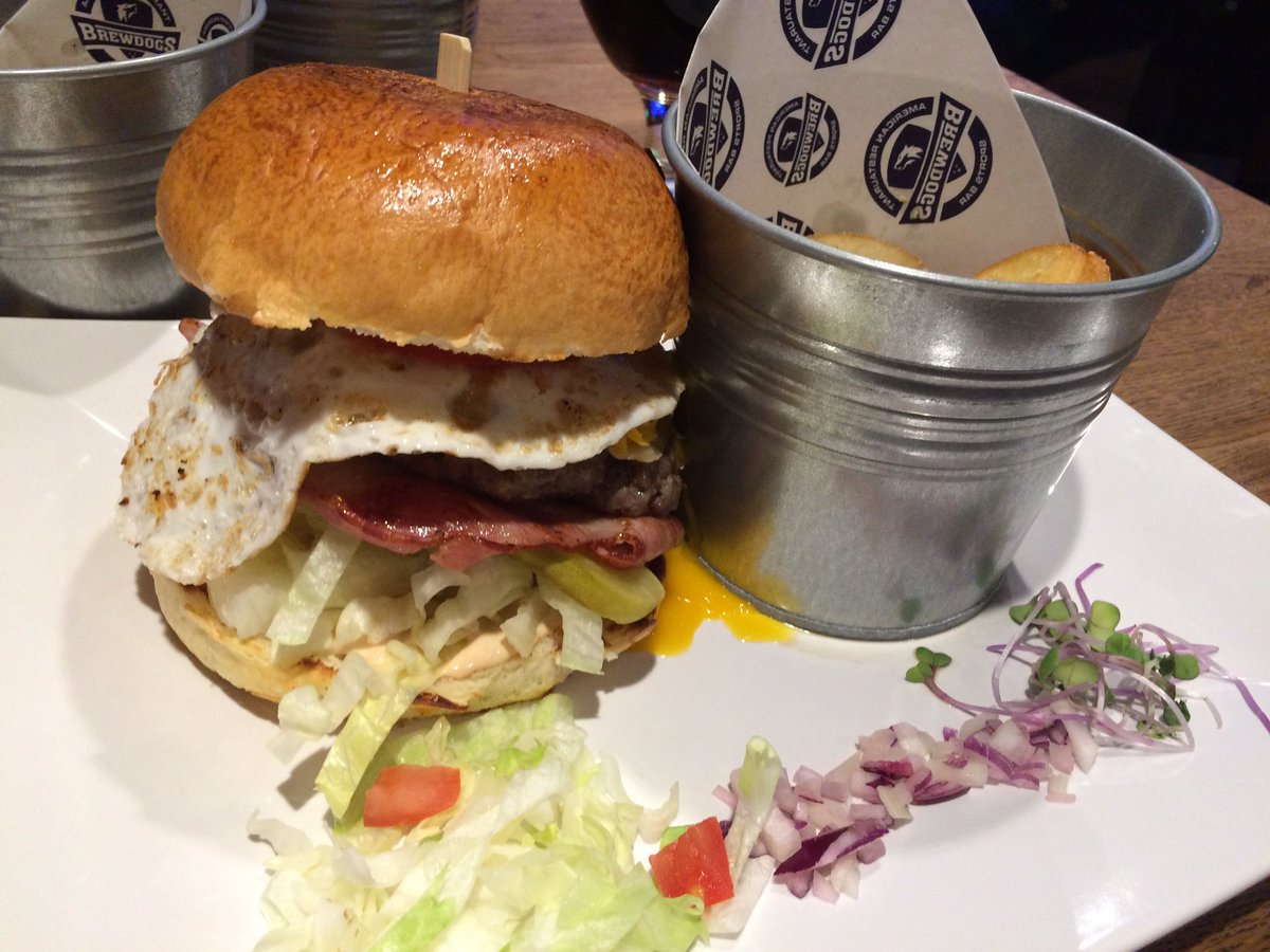 KajKristina's tweet photo. Pojelo burgera u #Brewbites i sad mozemo mirno umrijet', debeli i sretni. 🍔🍟 https://t.co/masKNrOVUX