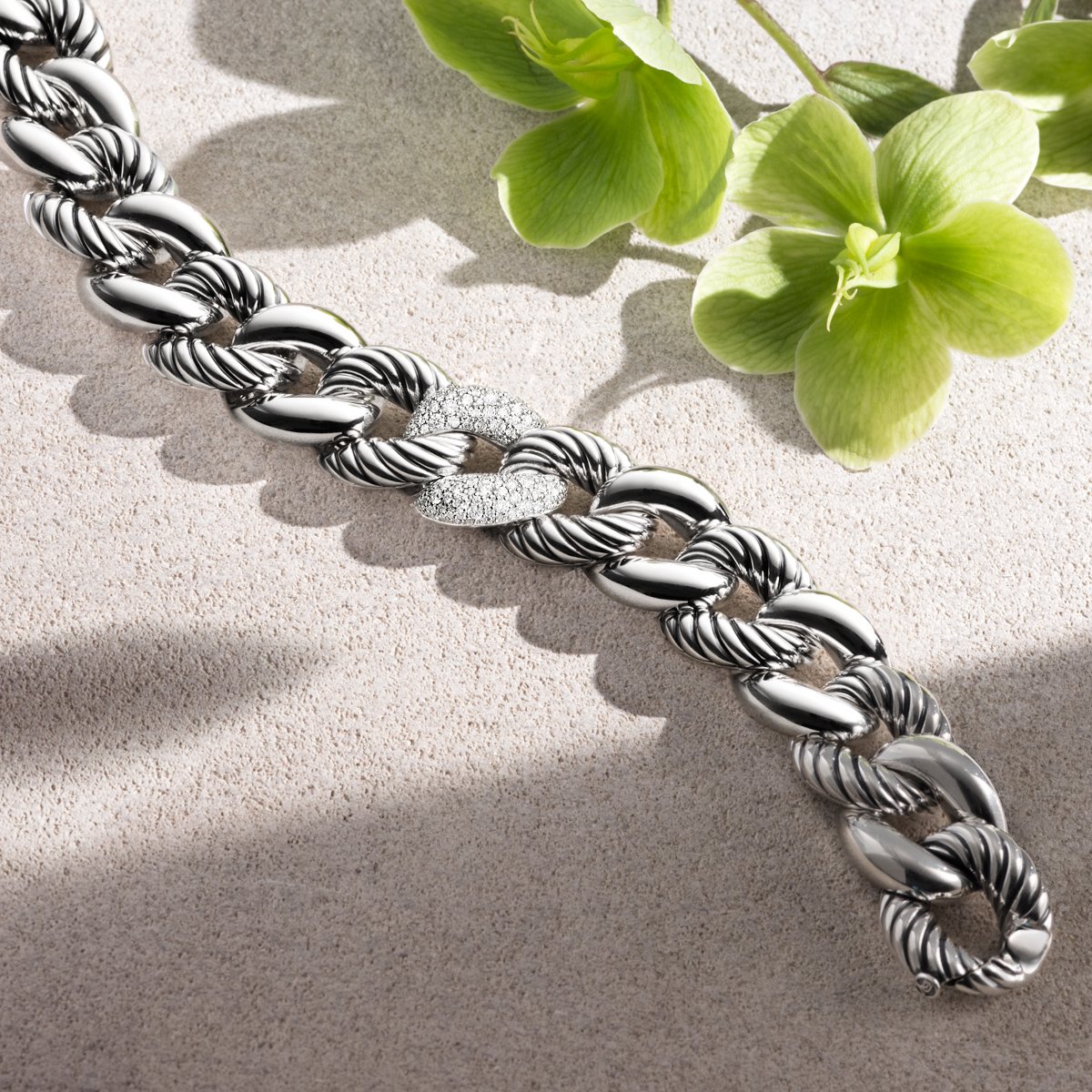 DavidYurman's tweet photo. She’ll shine brightly in a hand-sculpted #BelmontCurbLink bracelet. #DYMothers #DMothersDay https://t.co/pjCFuazeQ9 https://t.co/oshVCcnCUk