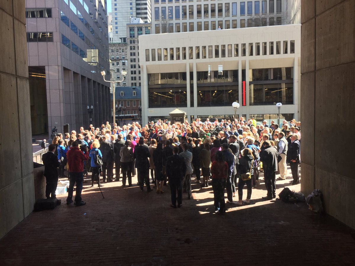 wmyjkl's tweet photo. First time to went to Boston city hall and see city council meeting #ECON212G @kerenhorn https://t.co/oFcVgNJdjv