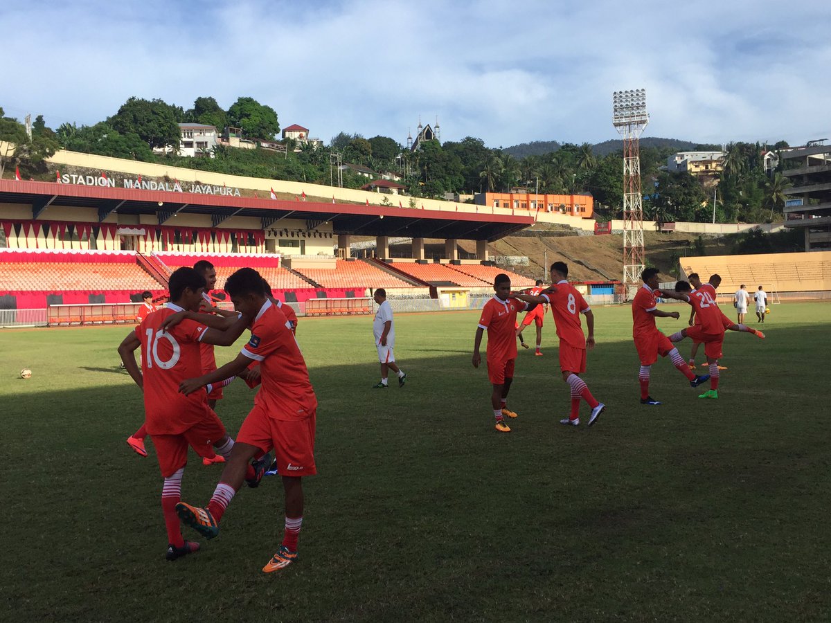 Persija_Jkt's tweet photo. Uji coba lapangan tim Persija di Stadion Mandala pagi ini jelang @TorabikaSC2016 

#GuePersija https://t.co/kju1XcTRFU