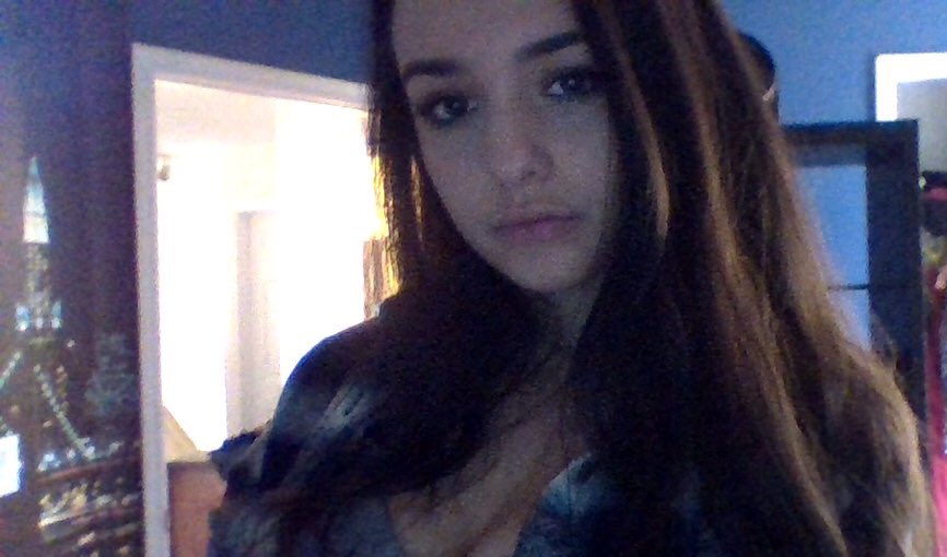 veronicaoliver0's tweet photo. selfie from my computer?? https://t.co/ULHFX5XwX7