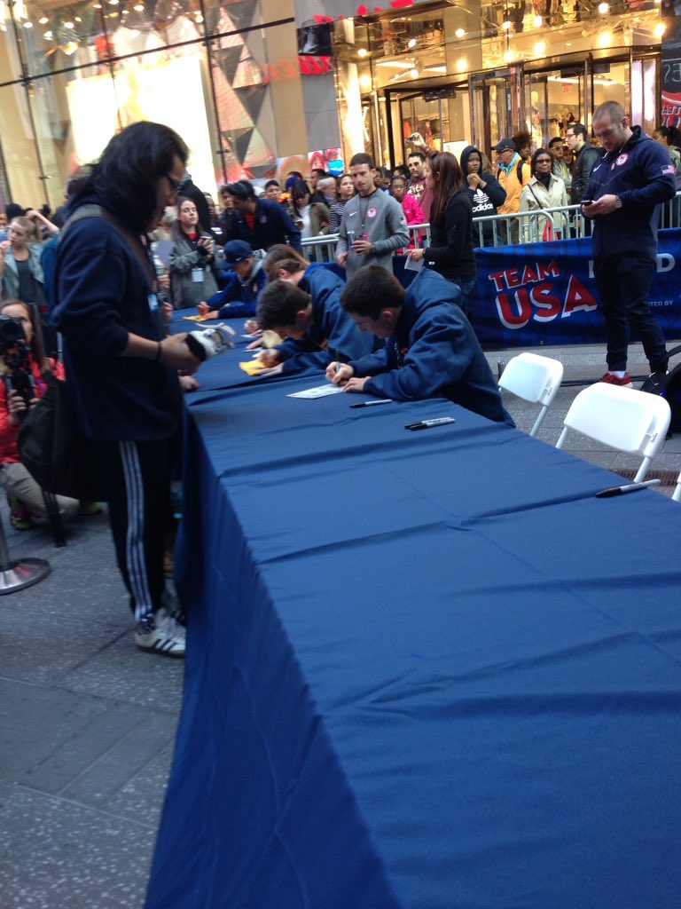 USAGymTT's tweet photo. Time for autographs #100DaysOut #RoadToRio #usagym https://t.co/kRoCMPhNU6