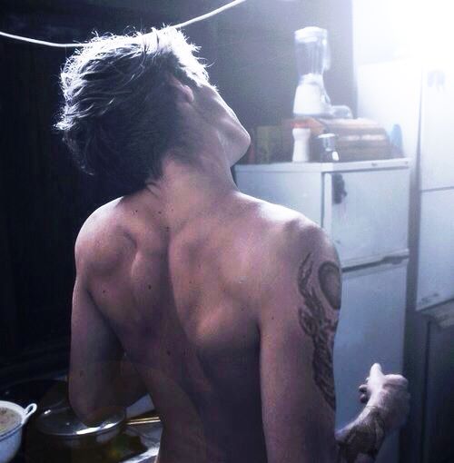 1DFam_Arg's tweet photo. Oh por dios! Es espalda! ♡ #ProjectHomeLouisDay #LouisDay https://t.co/5znCL73P67