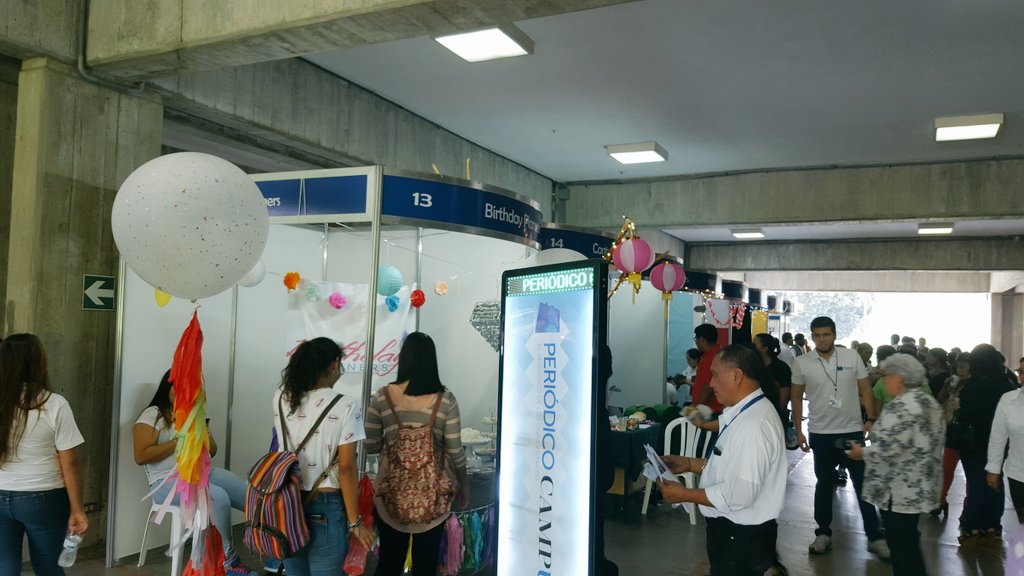 acarranzagt's tweet photo. Evaluando excelentes ideas de negocios en la feria de emprendimiento de mi querida U @U_Landivar #EmprendeURL https://t.co/X9PcIx20gt