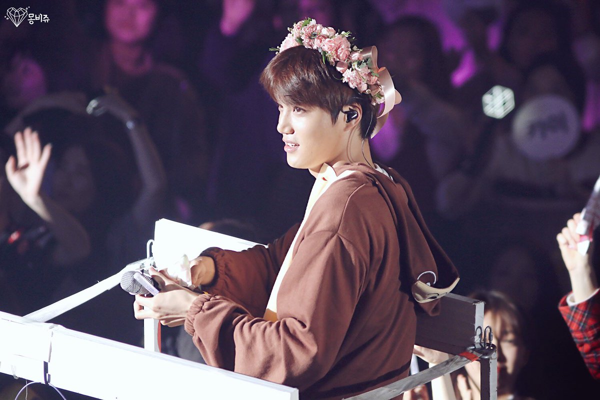 jonginui's tweet image. [_fallinlovewith] 51. 🌸💐🌼🌹화관종인🌺🌻💐🌷