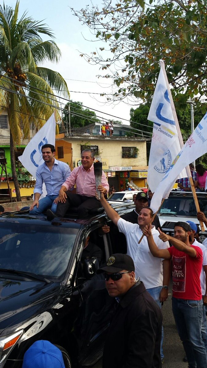 JoelDiazU's tweet photo. El Alcalde que sigue @RobertoSalcedoG sostiene el Jacho Prendio 🔥 en la caravana #PRDCirc2ConRoberto ¡Roberto 4➕! https://t.co/Ea27GjqgvR