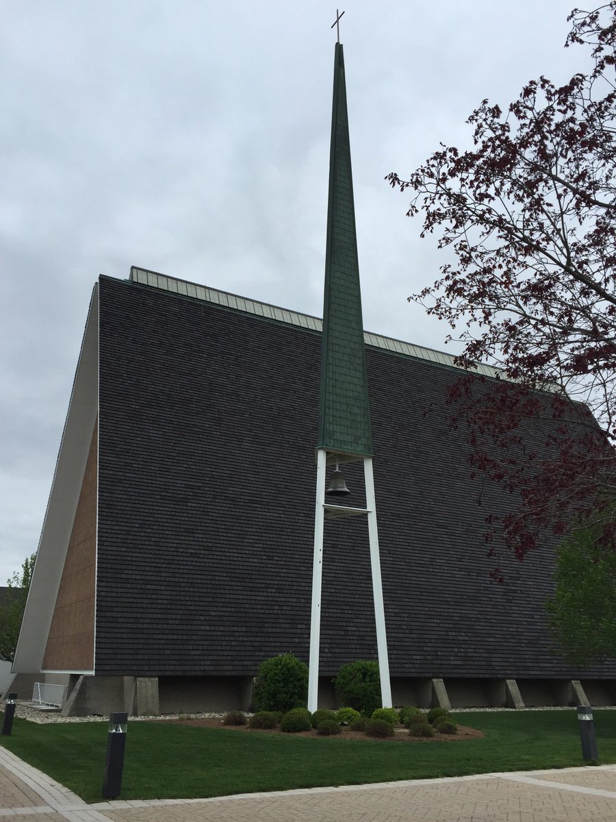 miLCMS's tweet photo. President @dpemaier and Pat Maier snapped a few pics outside Kramer Chapel @CTSFWedu b4 the service. #CallDay2016 https://t.co/mqNRhG0LTT
