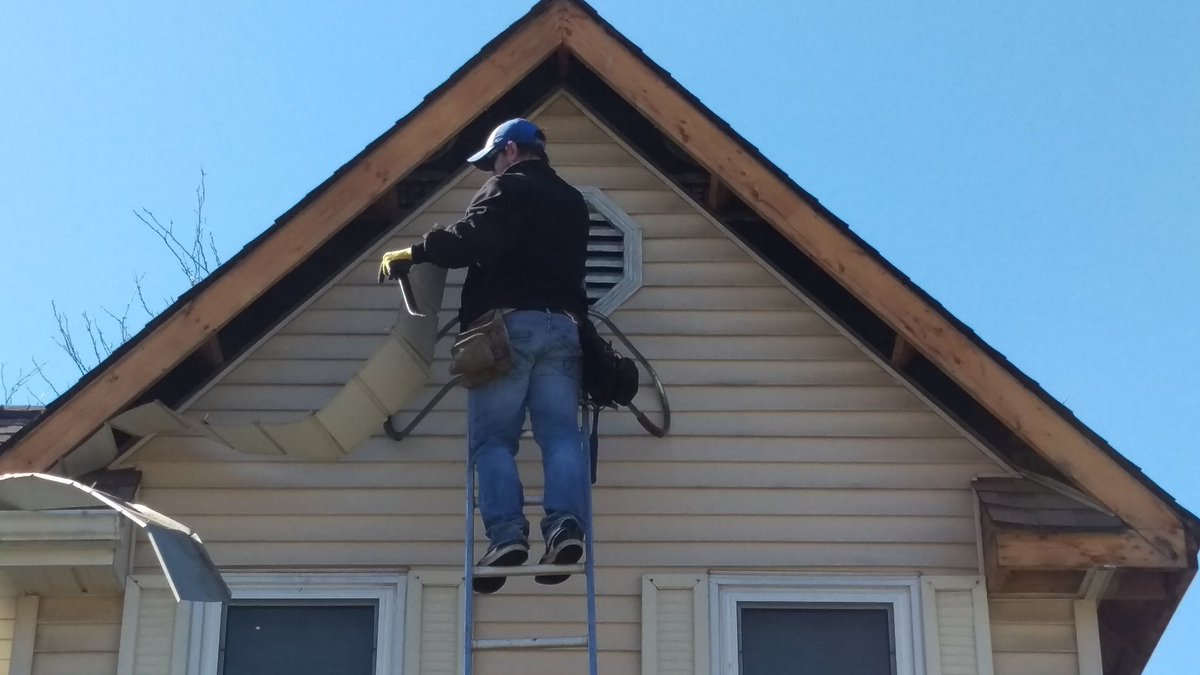 AmerickRoofing's tweet photo. RT @RBDixonInc Great weather to refresh the facade of your home. #wrtalks #Facade #roofing #renovation #sunshine https://t.co/pvZ6UQH9E3