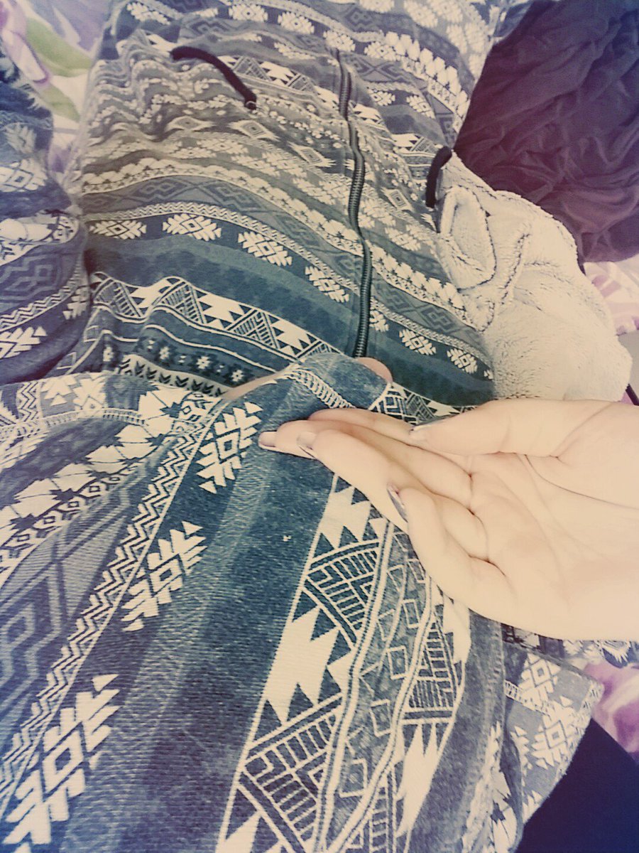 OlguW's tweet photo. When you need a break #onesie #tired https://t.co/ZK6rNXgX1M