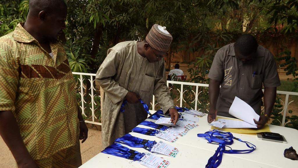 SFCG_NIGER's tweet photo. Infatiguable @GLaminou,  @boubacardaouda9 et @HHousmane en plein préparation du Forum! #PDevII https://t.co/KbDLA5uv6r