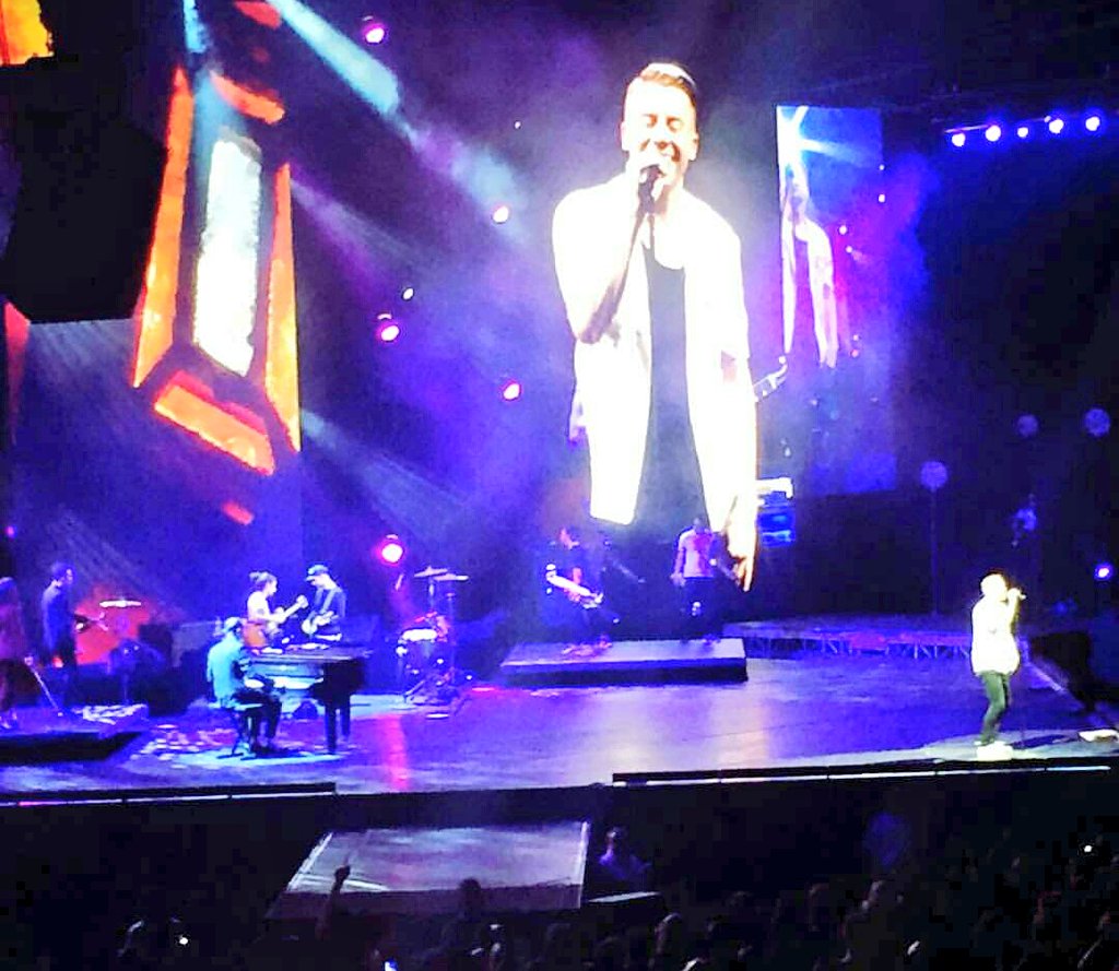 Adam_JL's tweet photo. #o2 #Macklemore  #greatsnap #Ryanlewis  #London #Barbaragarcia https://t.co/9bOP42FoAv