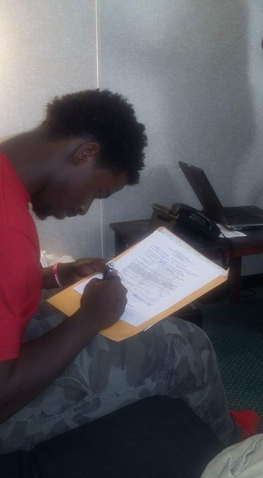 dreamkingfilmz's tweet photo. Raines Vikings 2016 RB Al Rutledge signs his #NLI to play at #EWC #Tigers @DuvalSports @ewctigers @ayee660 https://t.co/5wbFAkf2de