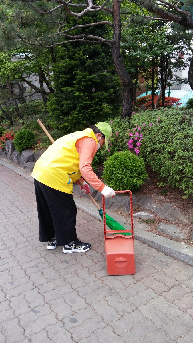 #성남시 #수진2동 아침8시가 되면 어김없이 나타나시는 환경지킴이 분. 덕택에 깨끗한 수진2동 거리가 유지되는것 같네요~ 노고를 생각해서 길가에 쓰레기 버리기는 삼가해 주세요~^^