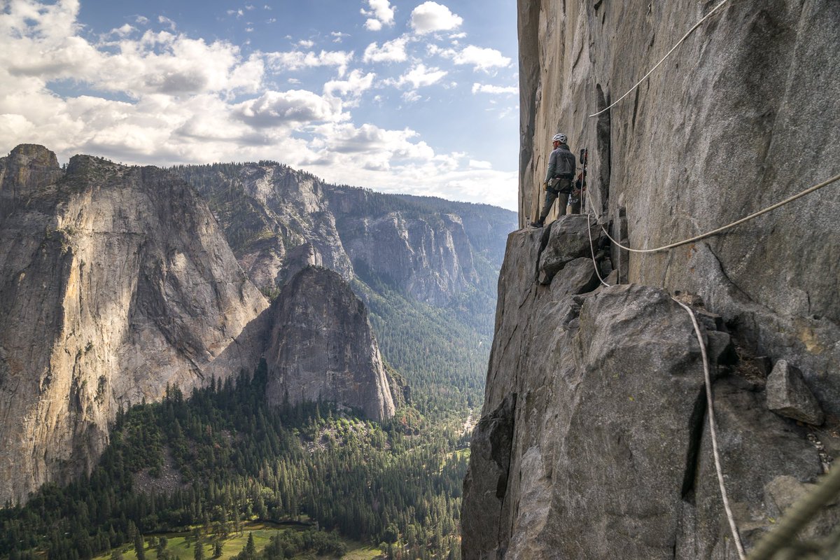 YosemiteNPS's tweet photo. Yosemite's walls may seem smooth, but they're full of cracks and ledges that enable climbers to scale these cliffs. https://t.co/4sDQDstTic