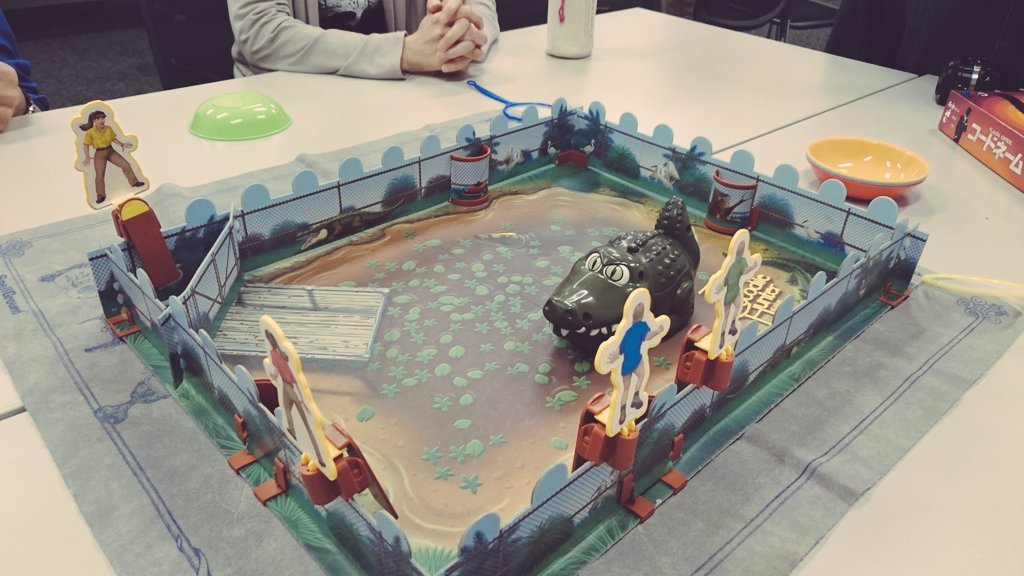 しの クロコダイル ハンター ワニが プレイヤーを ハンターするゲーム 駒が外周に刺さっており 双六みたいに前に進む 先に一周したら勝ち このゲームの最大の特徴はワニが獣王無尽に動き回ること ワニに駒が当たると吹き飛ぶ仕組みに