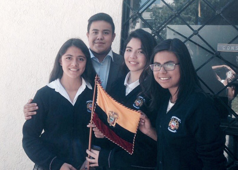 IsbMun's tweet photo. Miembros de MUN ISB haciendo entrega de víveres en el Consulado de Ecuador en México. #MUNISB #MakeTheDifference https://t.co/BiG0p7JCOi