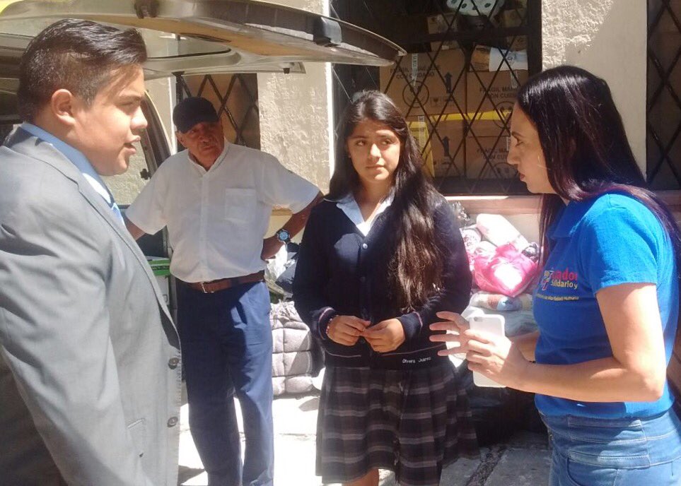 IsbMun's tweet photo. Miembros de MUN ISB haciendo entrega de víveres en el Consulado de Ecuador en México. #MUNISB #MakeTheDifference https://t.co/BiG0p7JCOi