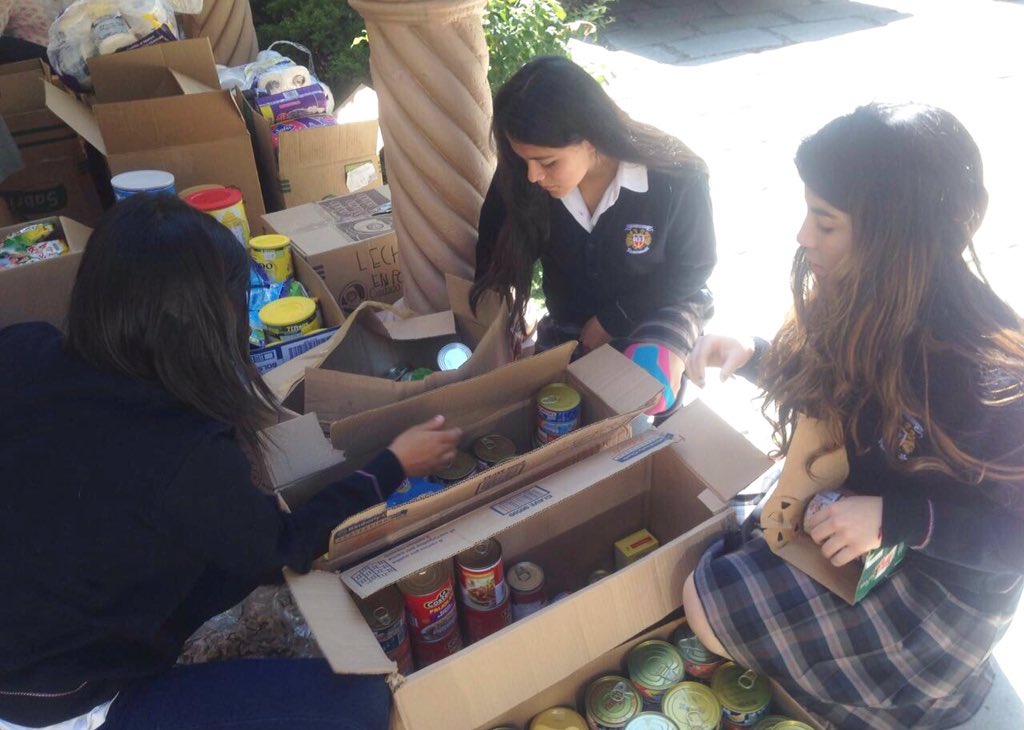 IsbMun's tweet photo. Miembros de MUN ISB haciendo entrega de víveres en el Consulado de Ecuador en México. #MUNISB #MakeTheDifference https://t.co/BiG0p7JCOi