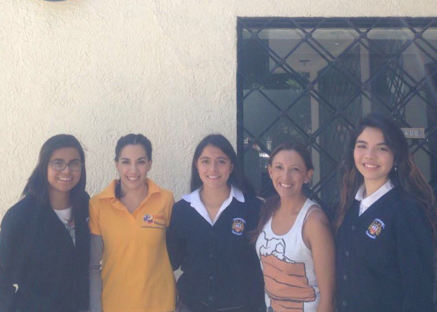 IsbMun's tweet photo. Miembros de MUN ISB haciendo entrega de víveres en el Consulado de Ecuador en México. #MUNISB #MakeTheDifference https://t.co/BiG0p7JCOi