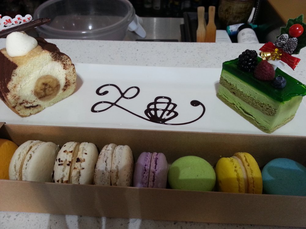 IOTABrewCafe's tweet photo. There's always room for dessert. #Cake #Macaron #Nom https://t.co/x6jjXTDaeh