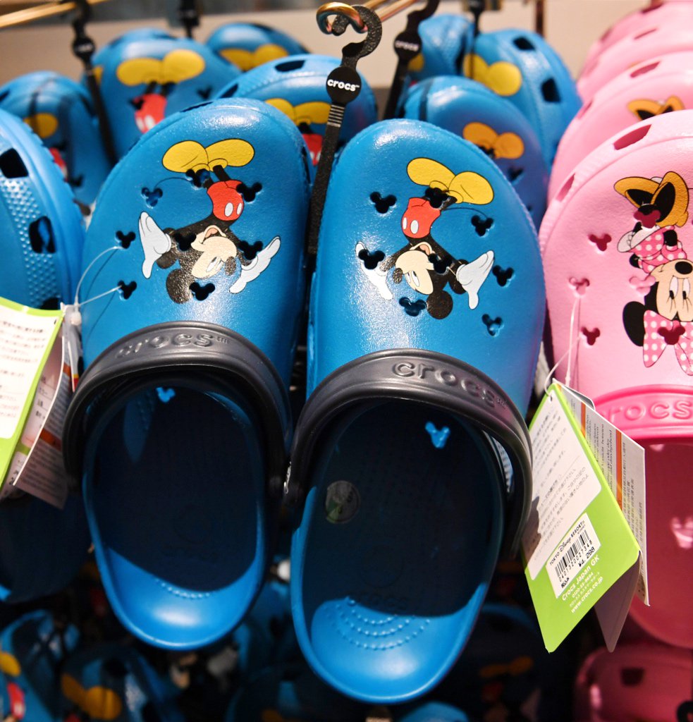 Mezzomikiのディズニーブログ على تويتر パークにてミッキー ミニーのクロックス販売中 各価格4298円です T Co Vbol7x5jre