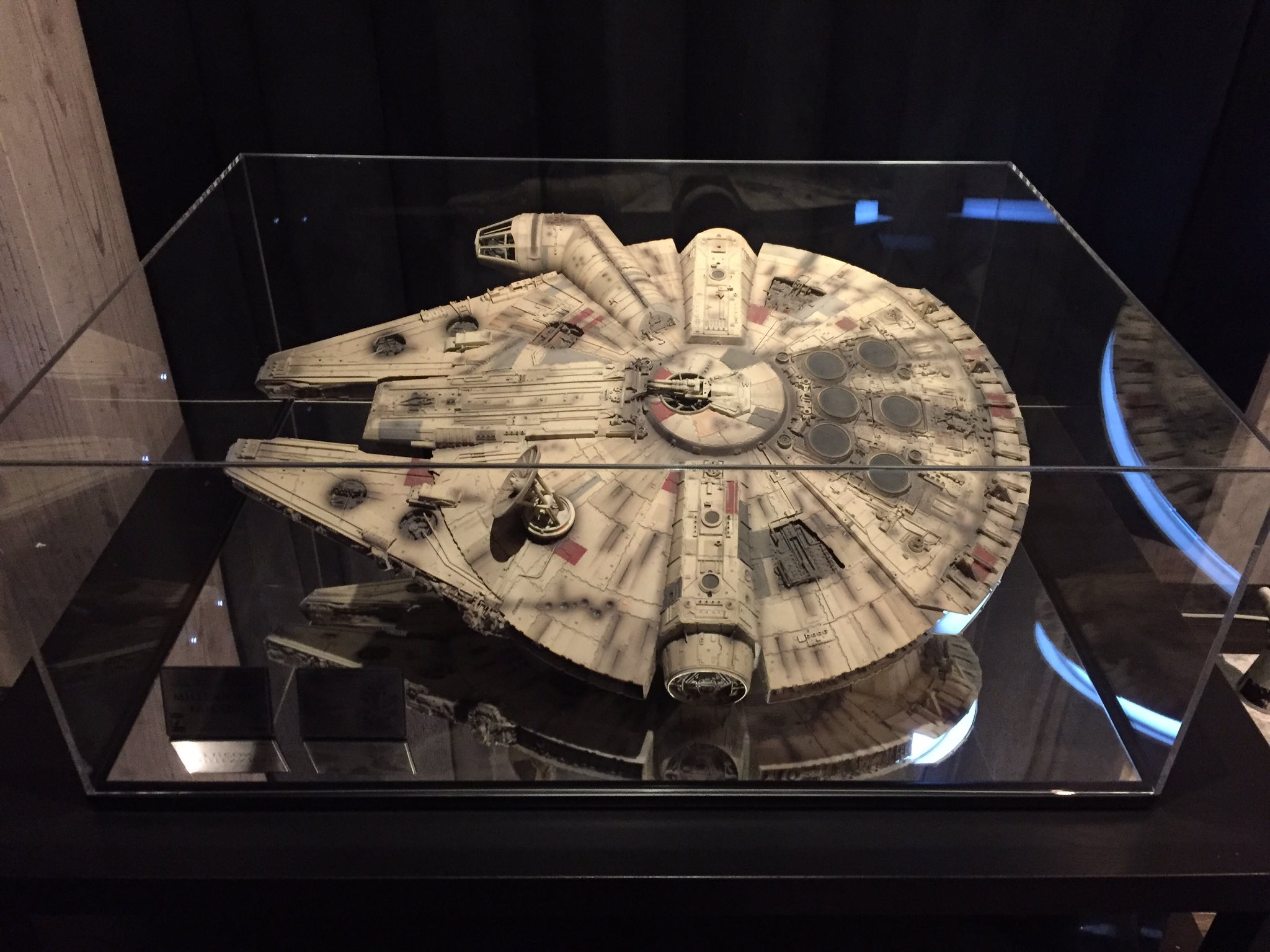 Shigeちー マスターレプリカ社 スタジオスケール ミレニアム ファルコン 今までケース無しで飾ってたけど 特注でアクリルケースを作りました 美術館チックになってますますカッコ良い T Co Smy9mnfxb7 Twitter