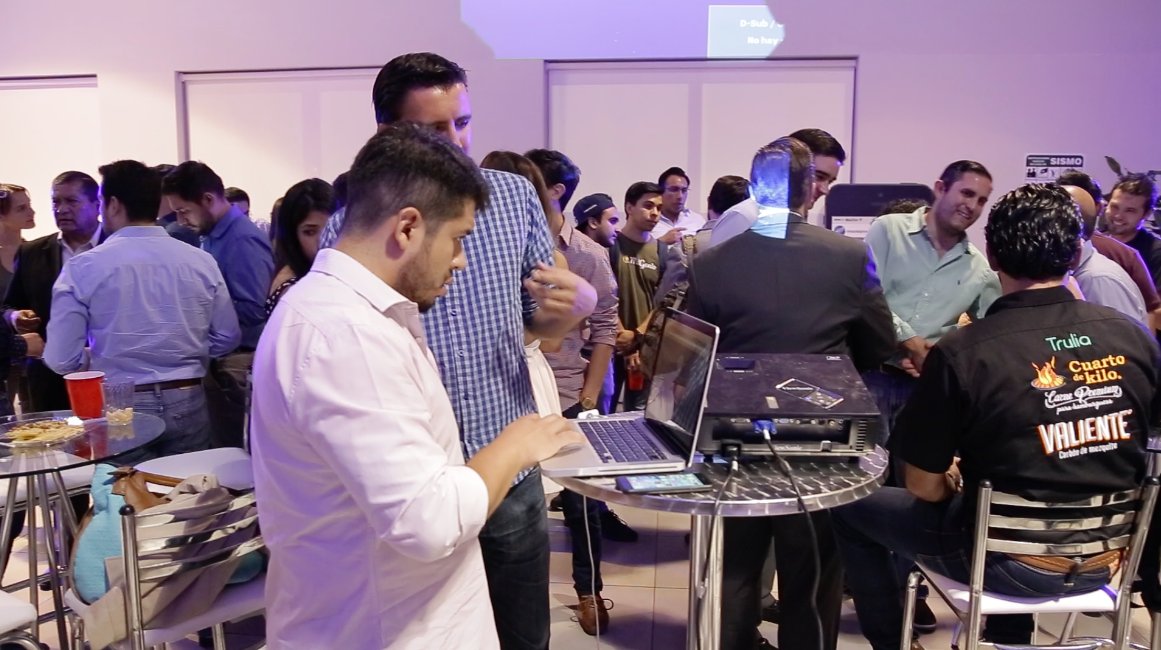 thevelocimotion's tweet photo. Fue un gran networking el de esta noche #ConectorGDL @Startup_Cycle @enlazadot @Meetroopers en @MazdaPlasencia. https://t.co/USdDxxWyka