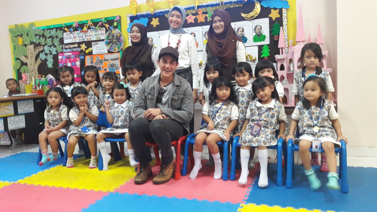 MendadakLibur's tweet photo. Didi @VinoGBastian__ lagi berkunjung ke sekolah Dharma Bangsa Lampung ❤❤❤ https://t.co/ActlXASX7N