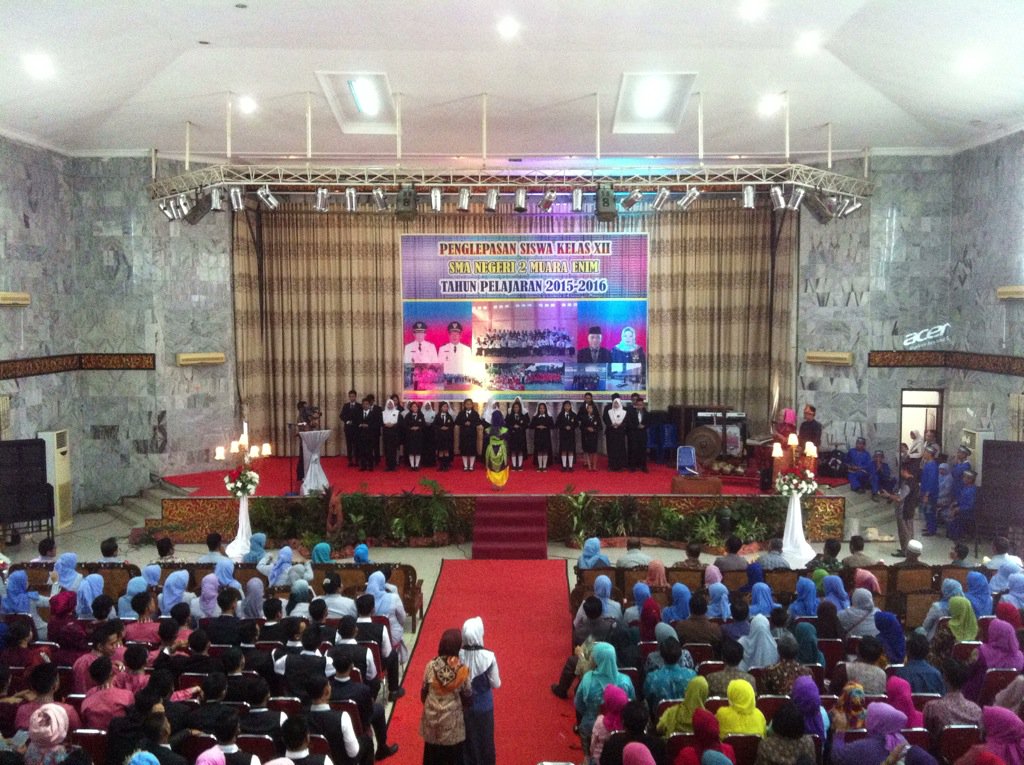 smandame's tweet photo. Menyanyikan lagu Mars SMANDA dalam acara penglepasan siswa kelas XII T.A 2015-2016 https://t.co/I9gugISmiL