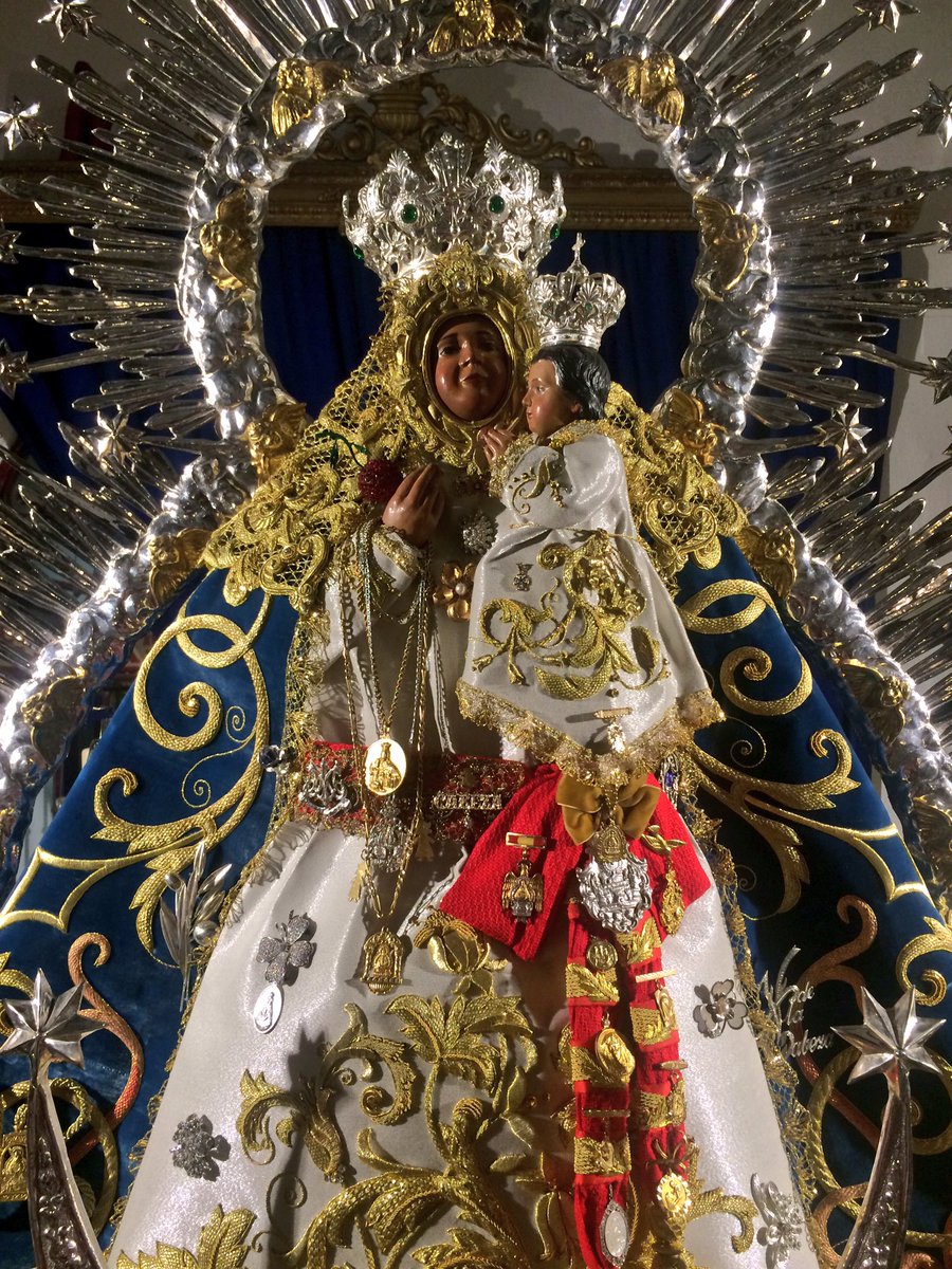 "Hijas de reyes salen a tu encuentro, de pie a tu derecha está la reina, enjoyada con oro de Ofir".