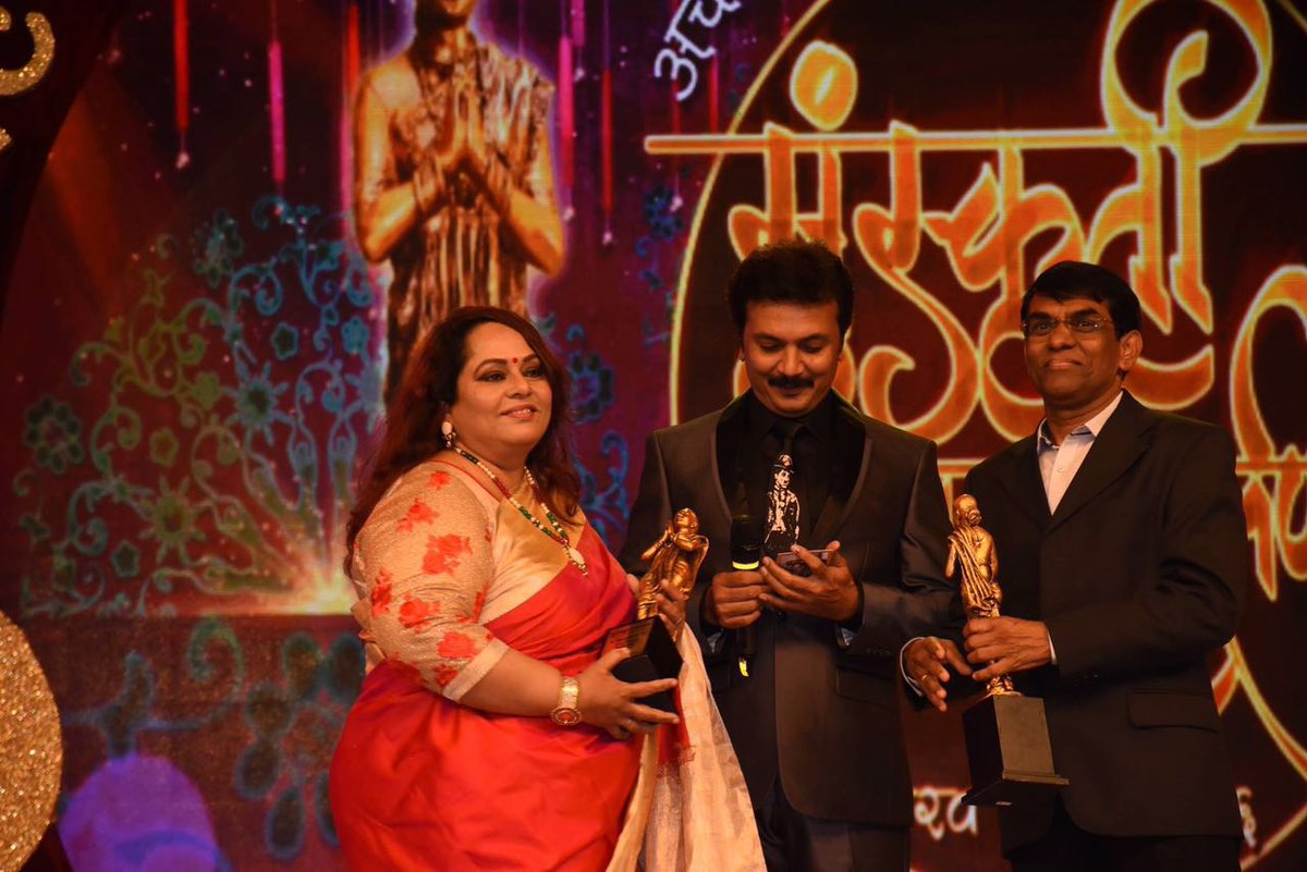 Giving lakshavedi Abhinetri  Award to my Dear Friend #NirmitiSawant at @SKDAward for her 'Shri Bai Samarth' Role..