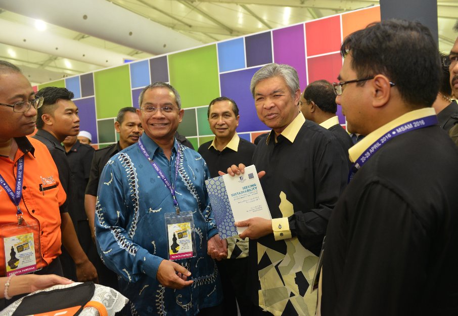 SecComMalaysia's tweet photo. DPM DS @Zahid_Hamidi with SC ED Kamarudin Hashim at Investsmart's #MSAM2016 booth in Tapah yesterday. https://t.co/kEjUhM0fnL