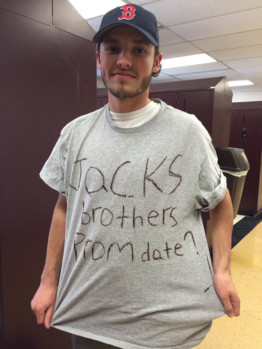 PompPromposals's tweet image. jacks glasses spotted him and his brother some prom dates-@MayaJamess and Becca Meyer!!