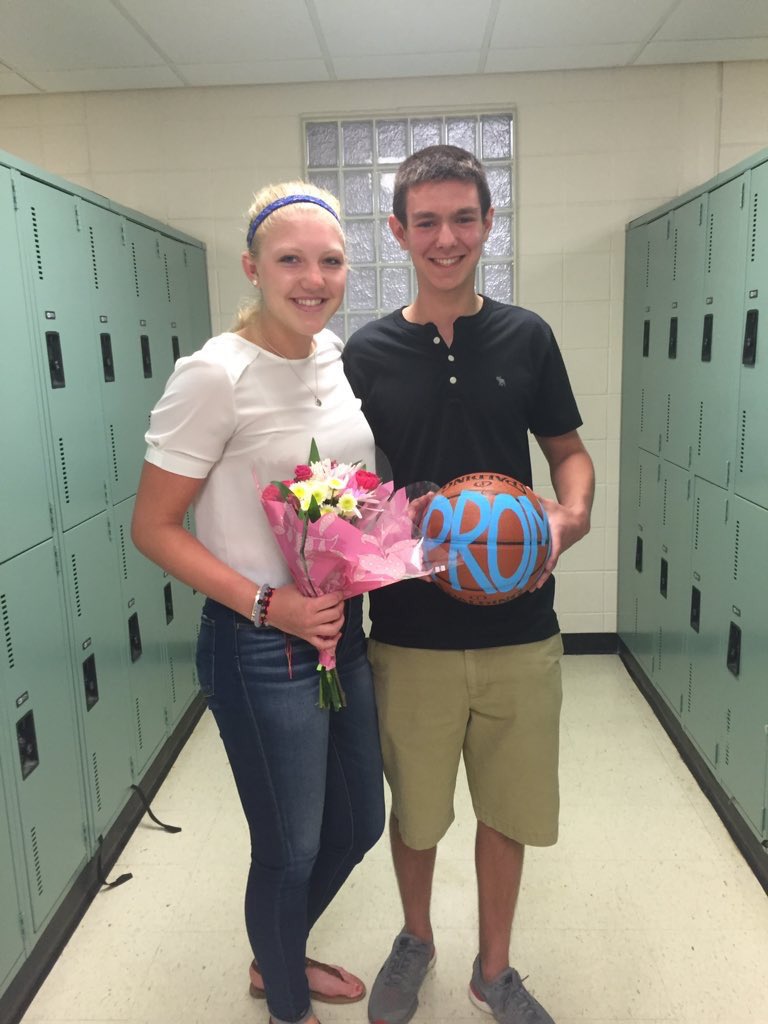 PompPromposals's tweet image. Joe scored a slam dunk when @KarliOpalka said yes to prom!🏀