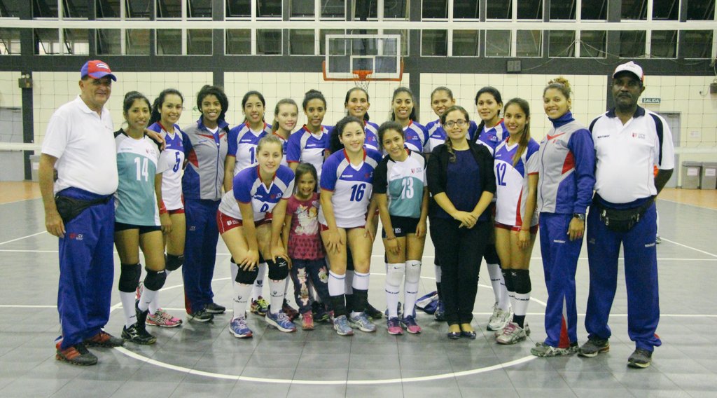 UCVDeportes's tweet photo. Nuestro equipo de voleibol universitario tuvo la visita de la Jefa de EPU, Lic. Lucila Talledo @UCV_Peru #UCV2016 https://t.co/mWmJNKE7tN
